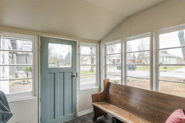 158 Queen St, House detached with 2 bedrooms, 1 bathrooms and 2 parking in Kawartha Lakes ON | Image 3