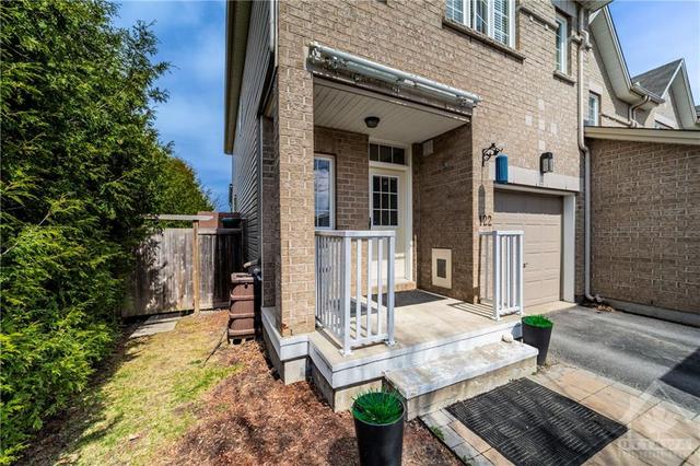 122 Tandalee Cres Crescent, Townhouse with 3 bedrooms, 3 bathrooms and 3 parking in Ottawa ON | Image 1