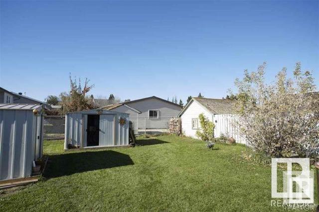 9804 100 St, House detached with 2 bedrooms, 1 bathrooms and null parking in Morinville AB | Image 5