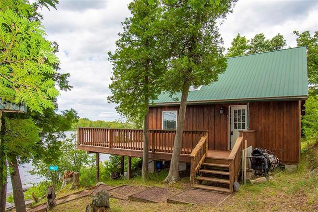 561 Graceys Island, House detached with 2 bedrooms, 1 bathrooms and null parking in Central Frontenac ON | Image 2