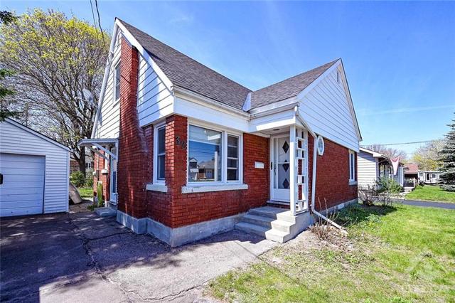 32 Catherine Street, House detached with 3 bedrooms, 1 bathrooms and 3 parking in Smiths Falls ON | Image 2