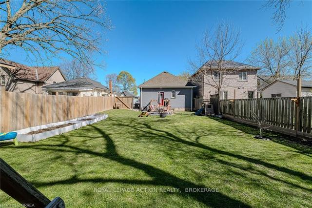 71 Allenby Ave, House detached with 3 bedrooms, 1 bathrooms and 3 parking in Brantford ON | Image 4