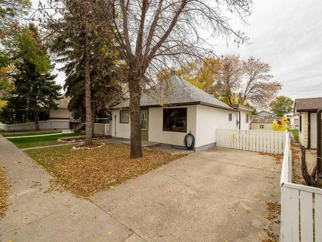 1026 7 Street N, House detached with 2 bedrooms, 1 bathrooms and 1 parking in Lethbridge AB | Image 3