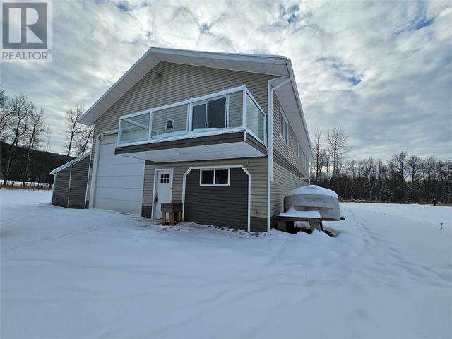 2201 Hillside Road, House detached with 3 bedrooms, 1 bathrooms and 8 parking in Peace River E BC | Image 1