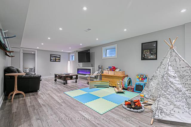 31 Greenwin Village Rd, House detached with 4 bedrooms, 2 bathrooms and 3 parking in Toronto ON | Image 25