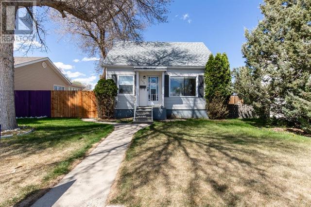 136 11 Street Sw, House detached with 3 bedrooms, 2 bathrooms and 3 parking in Medicine Hat AB | Card Image