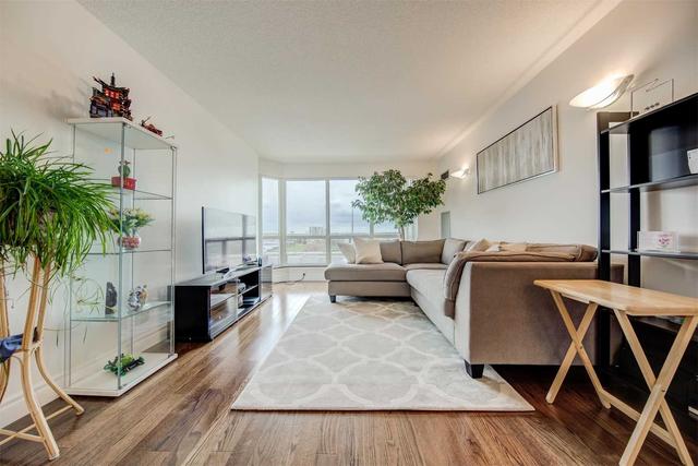 502 - 18 Lee Centre Dr, Condo with 3 bedrooms, 2 bathrooms and 2 parking in Toronto ON | Image 2