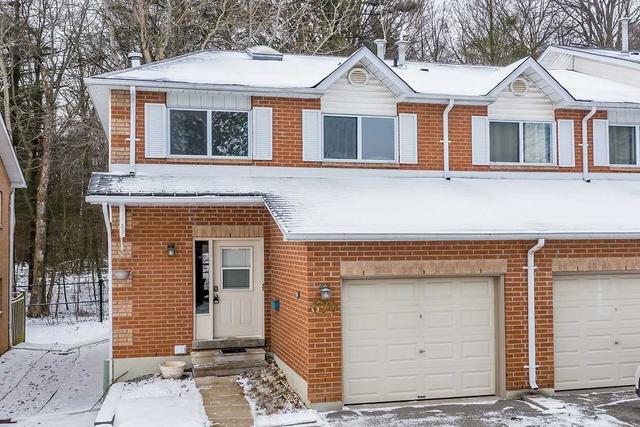 670 Gibney Cres, Townhouse with 3 bedrooms, 2 bathrooms and 2 parking in Newmarket ON | Image 5