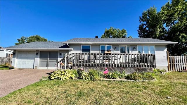 10 Mohns Avenue, House detached with 3 bedrooms, 2 bathrooms and 4 parking in Petawawa ON | Image 1