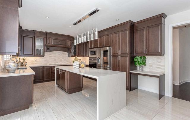 30 Annual Circ, House detached with 4 bedrooms, 5 bathrooms and 6 parking in Brampton ON | Image 5