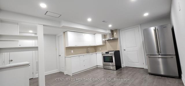 371 Hollyberry Tr, House semidetached with 3 bedrooms, 4 bathrooms and 4 parking in Toronto ON | Image 9
