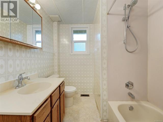Upper level 4 pc Main Bathroom | Image 25