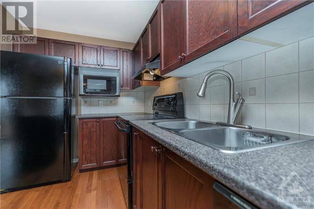 362 Hillsboro Private, Home with 3 bedrooms, 3 bathrooms and 3 parking in Ottawa ON | Image 10