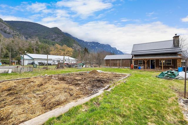 4641 Samuelson Road, House detached with 3 bedrooms, 2 bathrooms and null parking in Central Kootenay B BC | Image 43