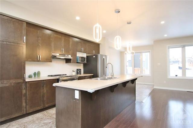 647 Gabriola Way, Townhouse with 3 bedrooms, 3 bathrooms and 3 parking in Ottawa ON | Image 7