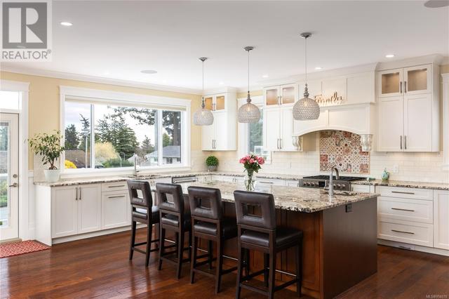 4924 Winterburn Pl, House detached with 8 bedrooms, 6 bathrooms and 5 parking in Saanich BC | Image 12