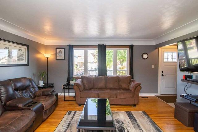 790 Tenth St, House detached with 2 bedrooms, 2 bathrooms and 3 parking in Hamilton ON | Image 2