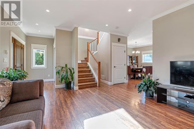 157 Maddock Ave W, House detached with 5 bedrooms, 4 bathrooms and 4 parking in Saanich BC | Image 3