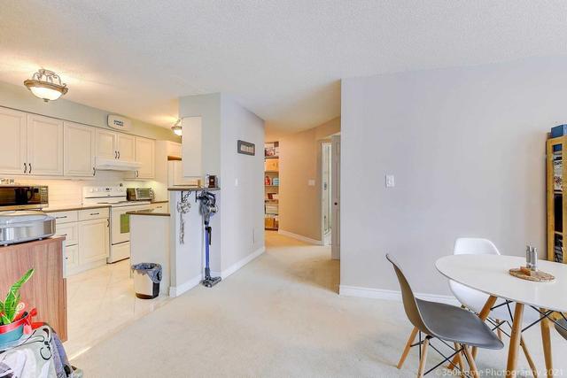 1011 - 24 Wellesley St W, Condo with 2 bedrooms, 2 bathrooms and 1 parking in Toronto ON | Image 11