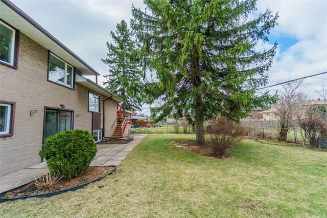 28 Commons Dr, House detached with 3 bedrooms, 2 bathrooms and 3 parking in Toronto ON | Image 14