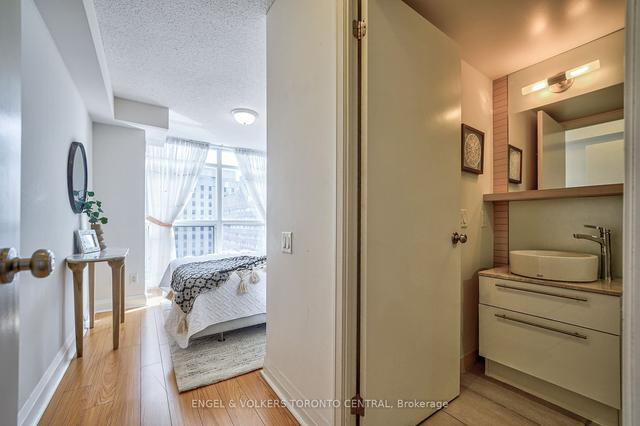 1710 - 21 Carlton St, Condo with 2 bedrooms, 2 bathrooms and 1 parking in Toronto ON | Image 4