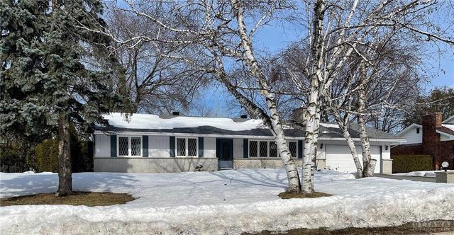 19 Mohawk Crescent, House detached with 3 bedrooms, 2 bathrooms and 4 parking in Ottawa ON | Image 1
