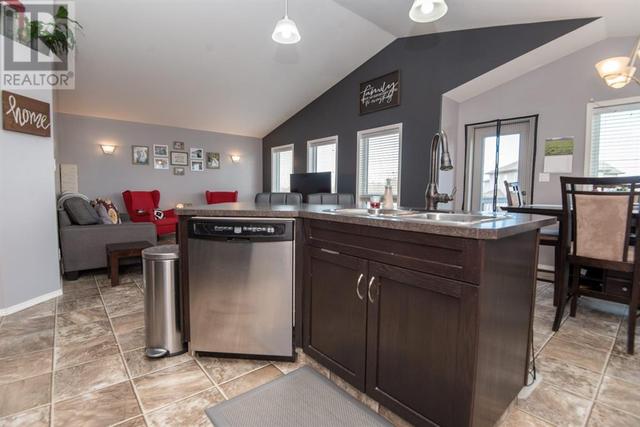 5908 67 Avenue, House detached with 5 bedrooms, 3 bathrooms and 2 parking in Rocky Mountain House AB | Image 4