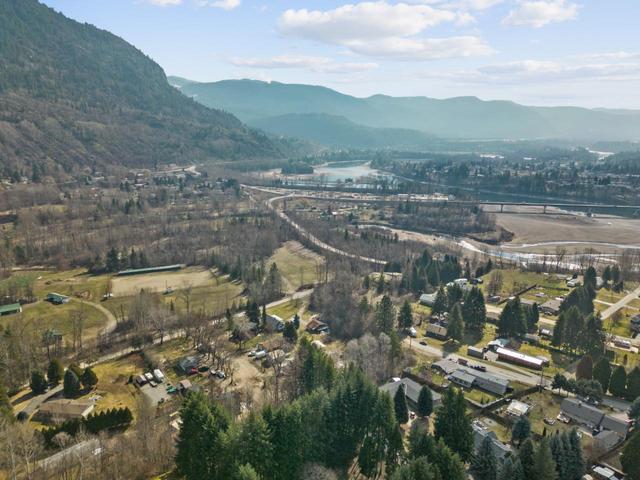 1176 Marshall Road, House detached with 4 bedrooms, 3 bathrooms and 5 parking in Central Kootenay J BC | Image 20