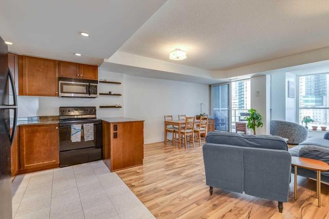 503 - 208 Queens Quay W, Condo with 2 bedrooms, 2 bathrooms and 1 parking in Toronto ON | Image 3