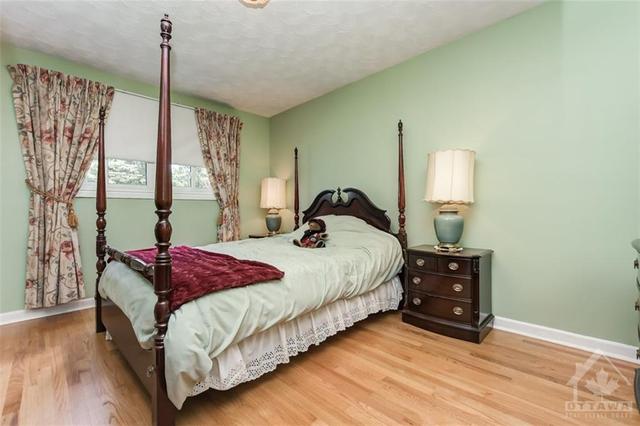 1184 Cline Crescent, House detached with 3 bedrooms, 2 bathrooms and 5 parking in Ottawa ON | Image 13
