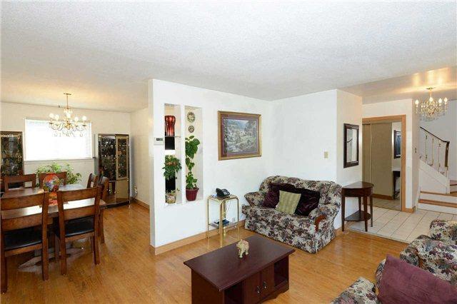 70 Brigadoon Cres, House detached with 4 bedrooms, 3 bathrooms and 3 parking in Toronto ON | Image 5