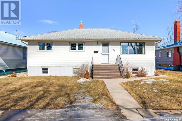 206 Macleod Avenue E, House detached with 4 bedrooms, 2 bathrooms and null parking in Melfort SK | Image 2