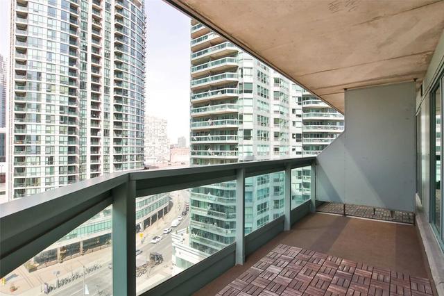 1011 - 10 Queens Quay W, Condo with 2 bedrooms, 2 bathrooms and 1 parking in Toronto ON | Image 16