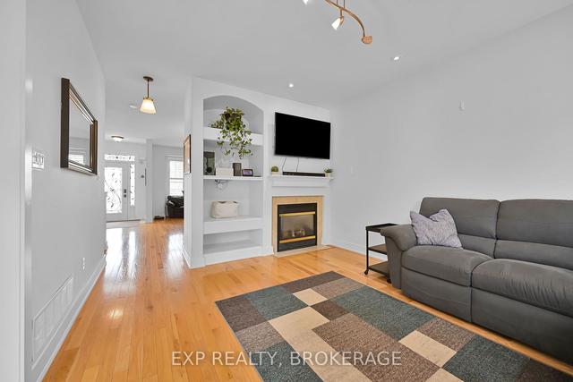 2921 Westoak Trails Blvd, House detached with 3 bedrooms, 3 bathrooms and 3 parking in Oakville ON | Image 2