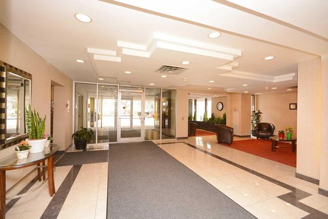 1015 - 300 Webb Dr, Condo with 2 bedrooms, 2 bathrooms and 2 parking in Mississauga ON | Image 3
