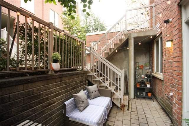 425 - 12 Douro St, Townhouse with 2 bedrooms, 1 bathrooms and 1 parking in Toronto ON | Image 2