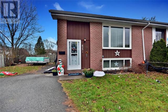 825 Cunningham Crescent, Home with 4 bedrooms, 1 bathrooms and 2 parking in Brockville ON | Image 1