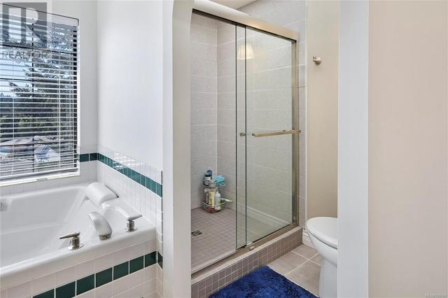 A soaker tub and a separate shower | Image 30