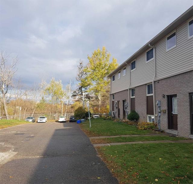 10 - 233 Innisfil St, Townhouse with 3 bedrooms, 2 bathrooms and 1 parking in Barrie ON | Image 3