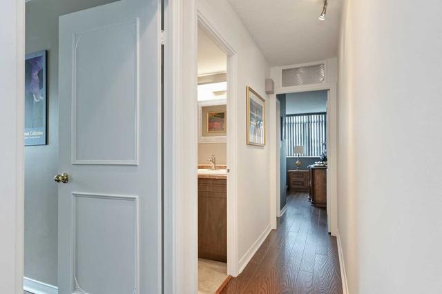 201 - 20 Speers Rd, Condo with 3 bedrooms, 2 bathrooms and 1 parking in Oakville ON | Image 2