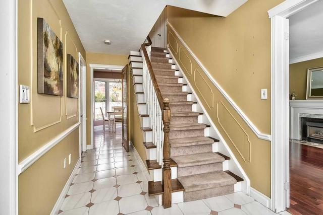 2109 Agincourt Cres, House detached with 4 bedrooms, 3 bathrooms and 4 parking in Burlington ON | Image 2
