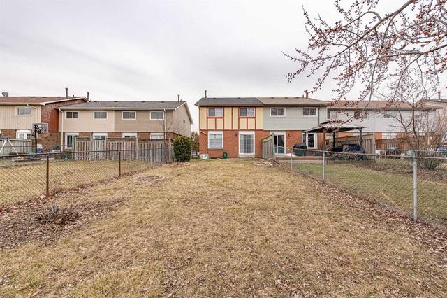 45 Kingswood Dr, House attached with 3 bedrooms, 2 bathrooms and 3 parking in Brampton ON | Image 2