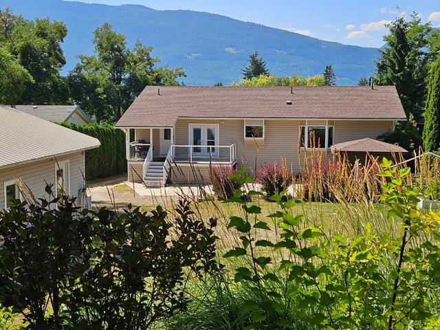 303 Nelson Avenue, House detached with 4 bedrooms, 4 bathrooms and null parking in Nakusp BC | Image 4