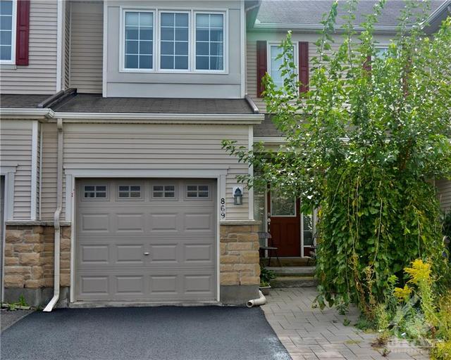 869 Kennacraig Private, Townhouse with 3 bedrooms, 4 bathrooms and 2 parking in Ottawa ON | Image 1