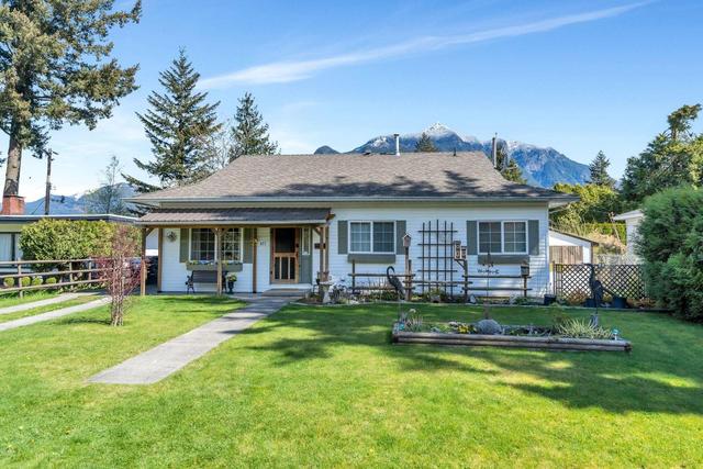 477 3rd Avenue, House detached with 3 bedrooms, 2 bathrooms and null parking in Hope BC | Image 1