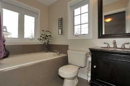 130 Park St E, Townhouse with 3 bedrooms, 4 bathrooms and 2 parking in Mississauga ON | Image 9