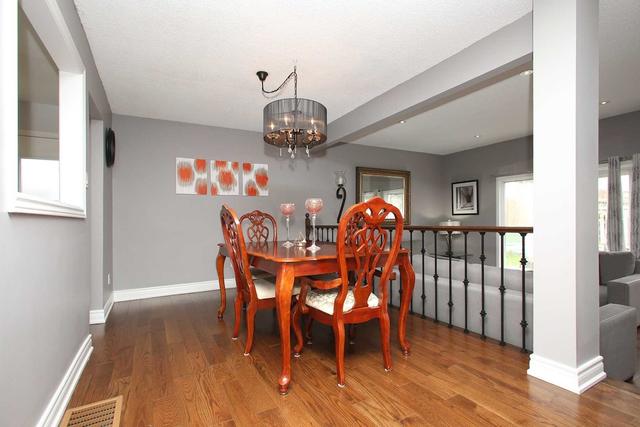 121 Hildenboro Sq, House detached with 3 bedrooms, 3 bathrooms and 3 parking in Toronto ON | Image 20