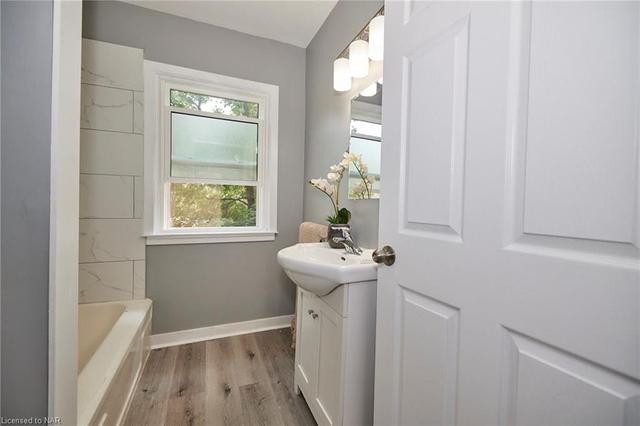 34 Academy St, House detached with 6 bedrooms, 2 bathrooms and 4 parking in St. Catharines ON | Image 32