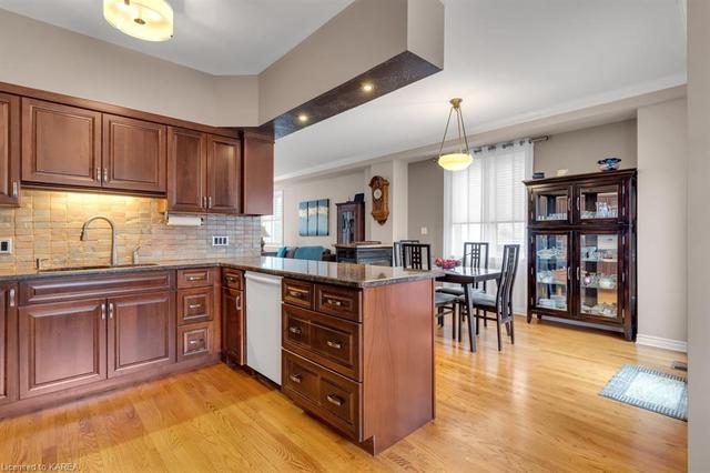 33 Yonge Street, House semidetached with 2 bedrooms, 3 bathrooms and 4 parking in Kingston ON | Image 4