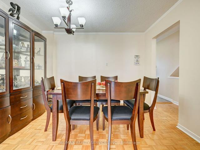 25 Moffatt Crt, House detached with 3 bedrooms, 2 bathrooms and 4 parking in Toronto ON | Image 2